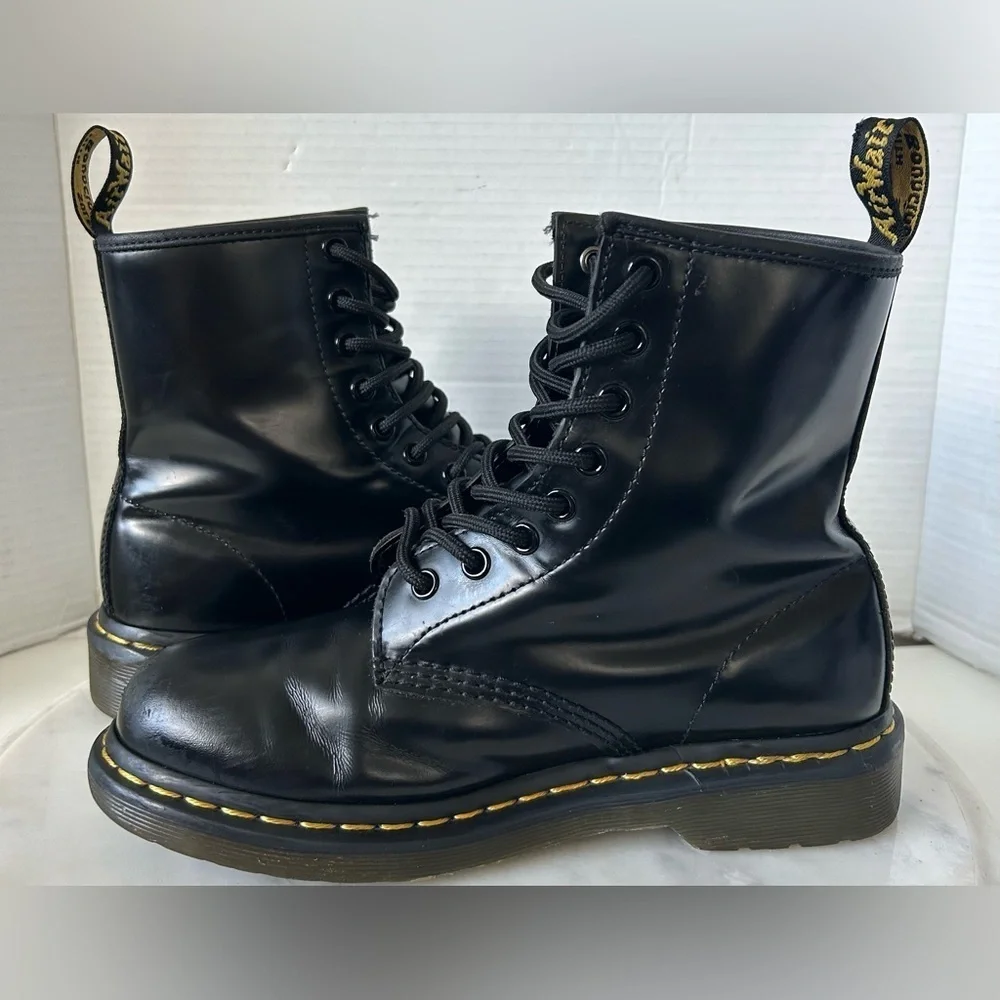 DR. MARTENS THE ORIGINAL 1460. MENS 6 LADIES 7. LOTS OF LIFE STILL LEFT IN THEM.